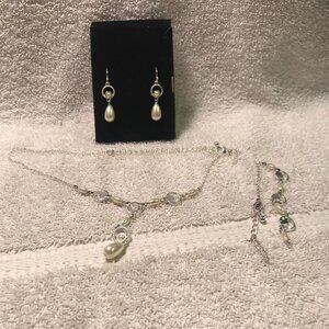 Avon Merryl 3 Piece Gift Set - Silver & Pearl Necklace Bracelet & Earrings‎